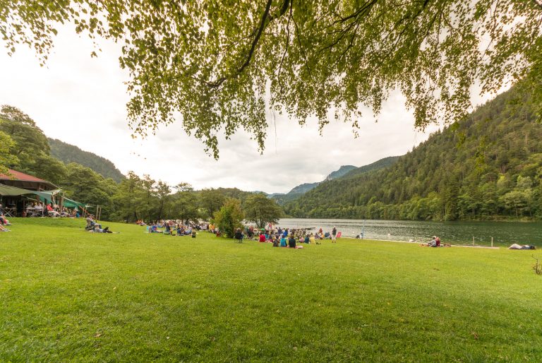 Am morgendlichen Thumsee lauschen die Zuhörer den Klängen von Harfe und Hackbrett