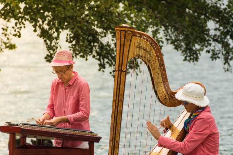 Konzert »Morgenerwachen am Thumsee«: Eva Kastner, Harfe und Sabine Schmid, Hackbrett