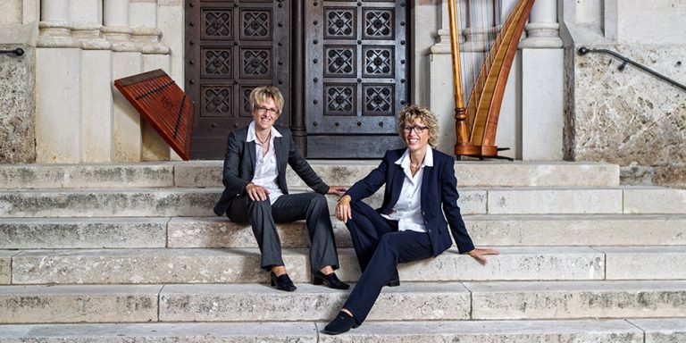 Sabine Schmid und Eva Kastner spielen mit Harfe und Hackbrett im Königlichen Kurhaus Bad Reichenhall